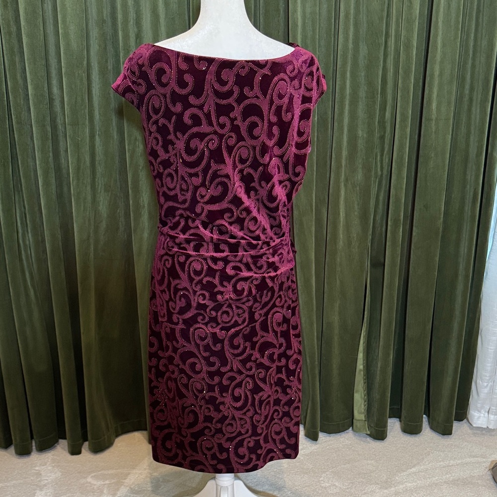 Jessica Howard Velvet Midi Dress in Deep Burgundy - Picture 4 of 5